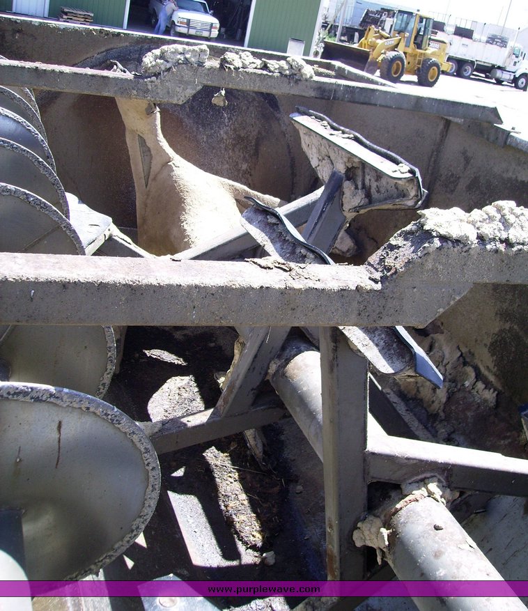 image for item 7078 1995 International 4900 feed truck