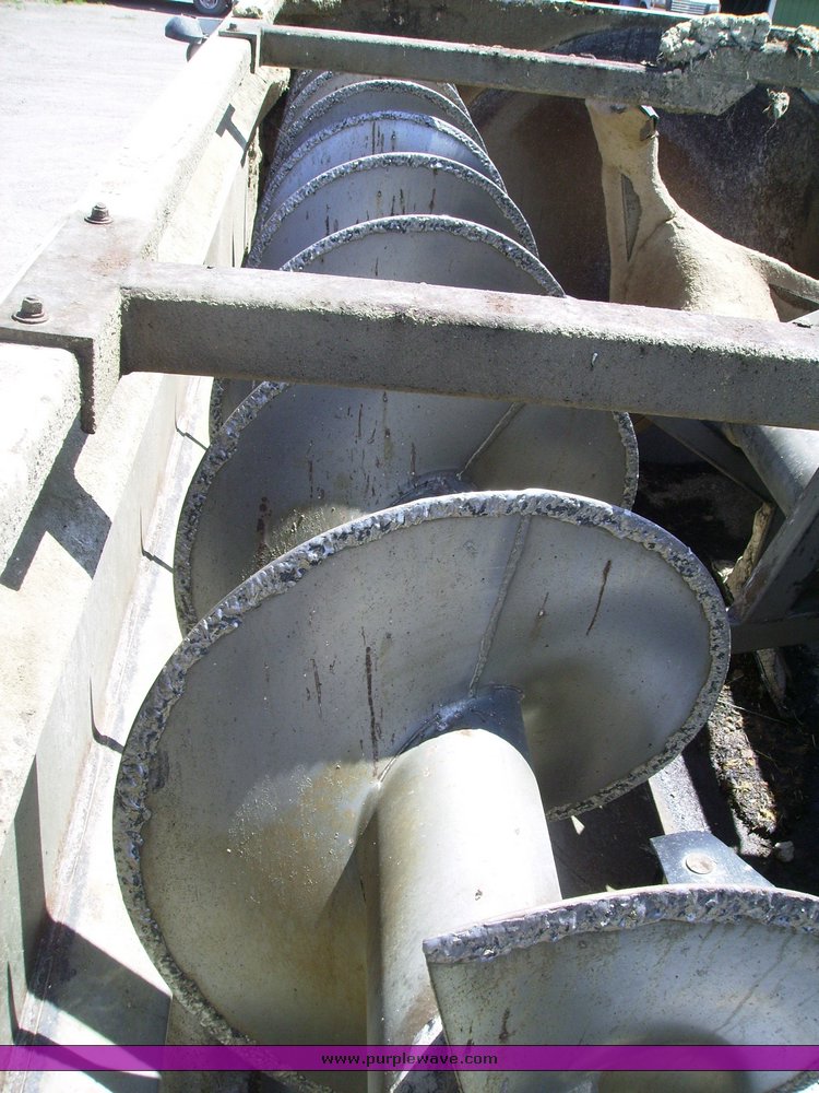 image for item 7078 1995 International 4900 feed truck