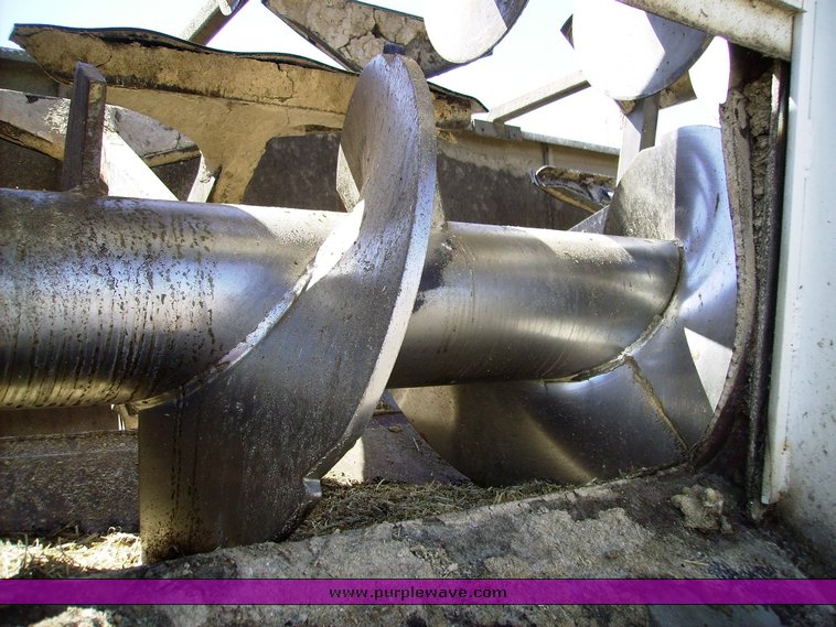 image for item 7078 1995 International 4900 feed truck