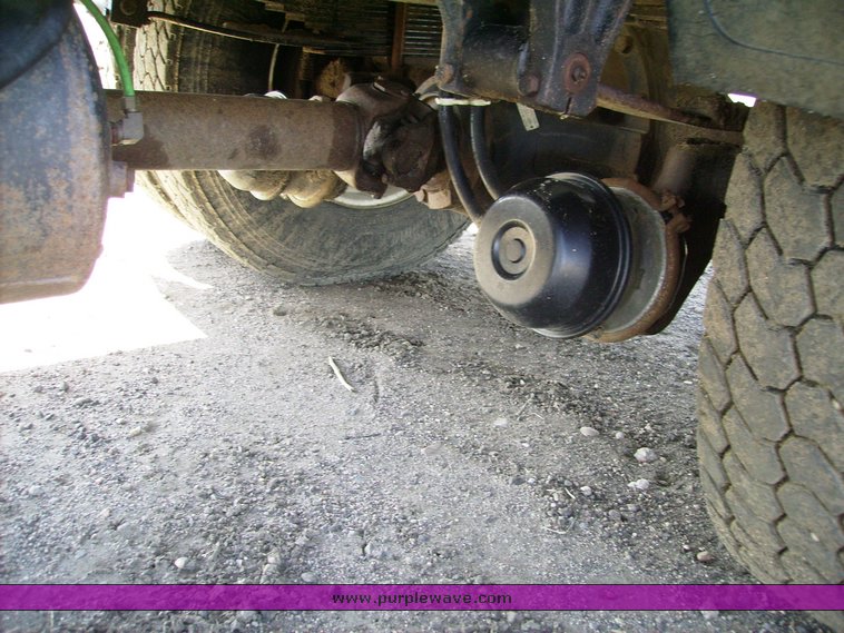 image for item 7078 1995 International 4900 feed truck