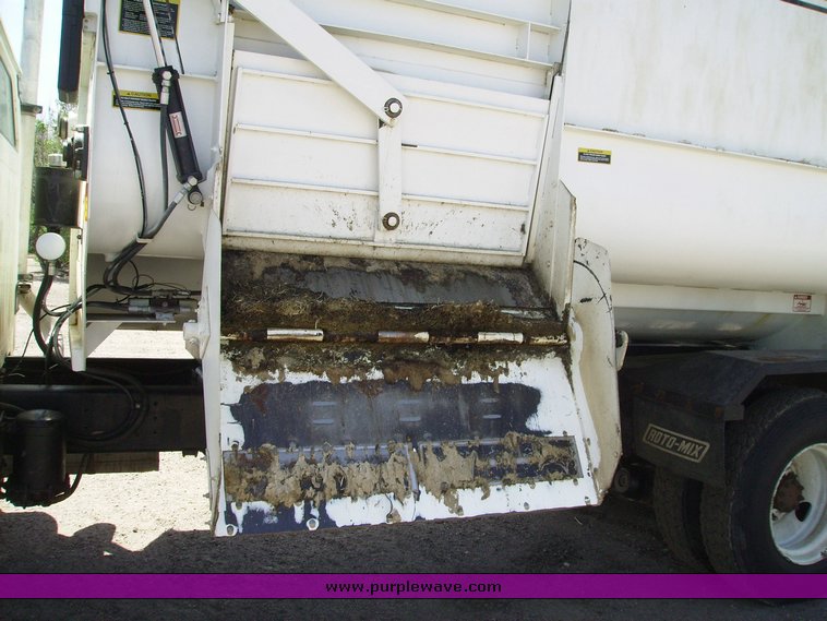 image for item 7078 1995 International 4900 feed truck