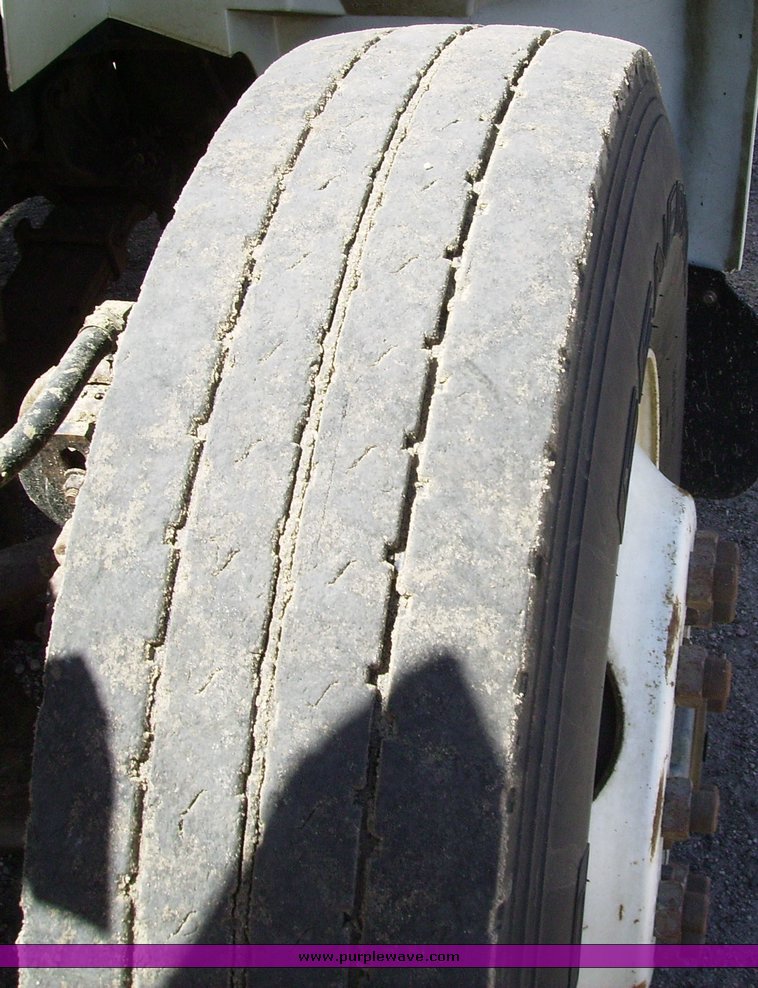 image for item 7078 1995 International 4900 feed truck