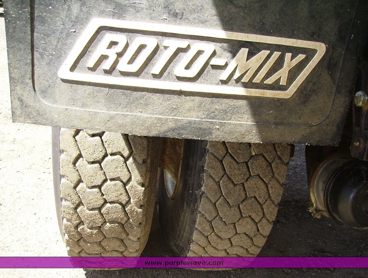 image for item 7078 1995 International 4900 feed truck