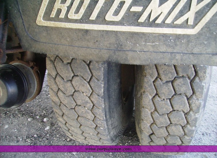 image for item 7078 1995 International 4900 feed truck