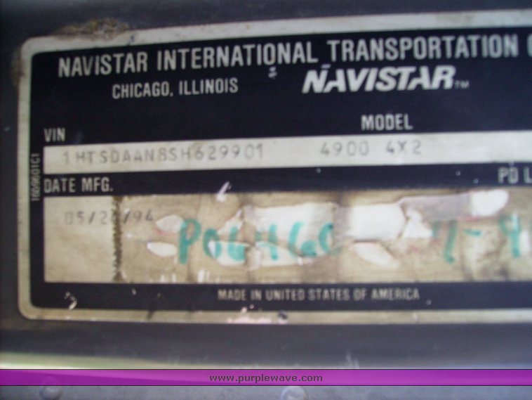 image for item 7078 1995 International 4900 feed truck