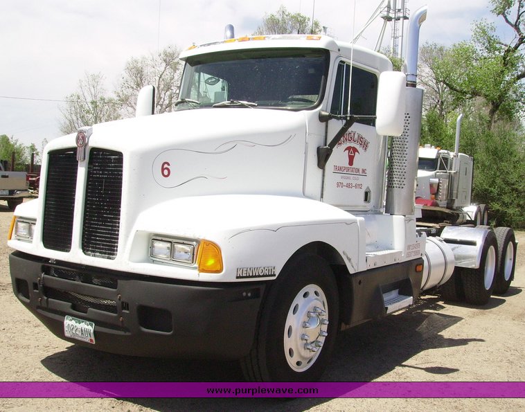 image for item 7316 1990 Kenworth T600 day cab truck tractor