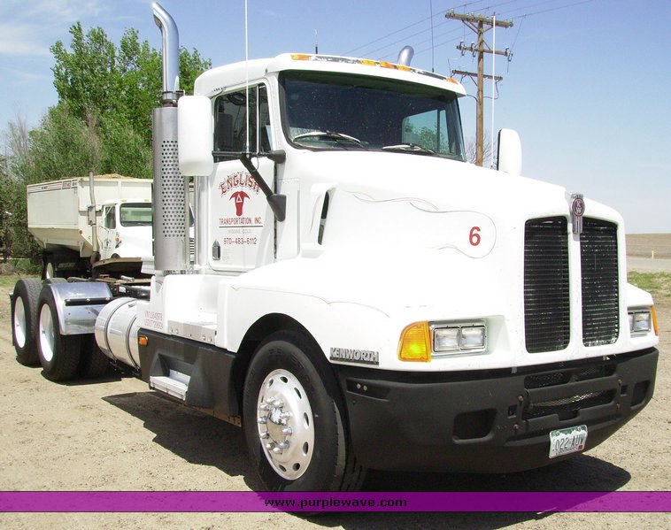image for item 7316 1990 Kenworth T600 day cab truck tractor