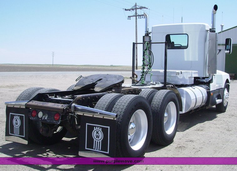 image for item 7316 1990 Kenworth T600 day cab truck tractor