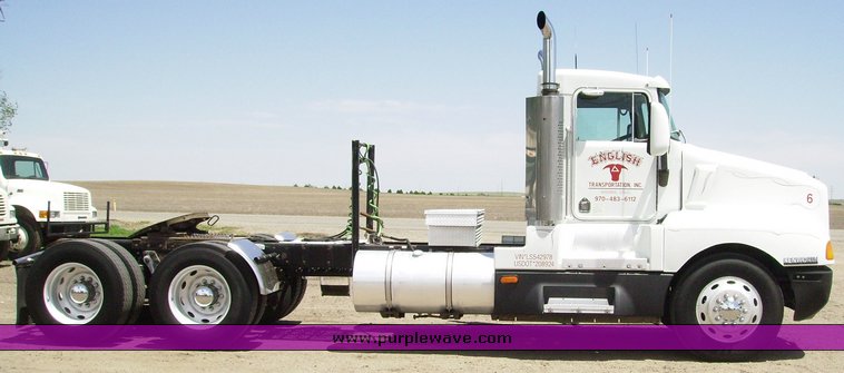 image for item 7316 1990 Kenworth T600 day cab truck tractor