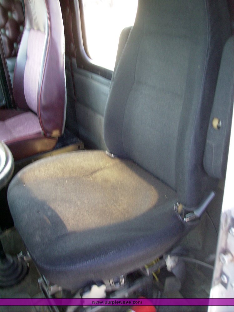 image for item 7316 1990 Kenworth T600 day cab truck tractor