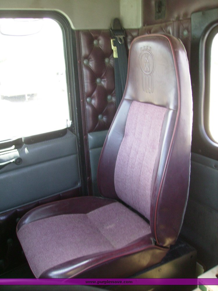 image for item 7316 1990 Kenworth T600 day cab truck tractor