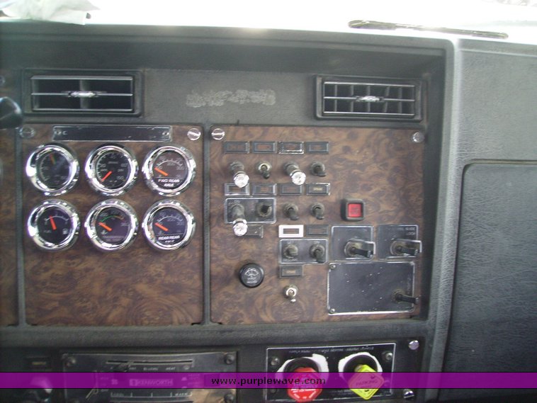 image for item 7316 1990 Kenworth T600 day cab truck tractor