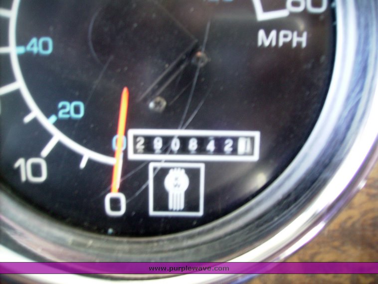 image for item 7316 1990 Kenworth T600 day cab truck tractor