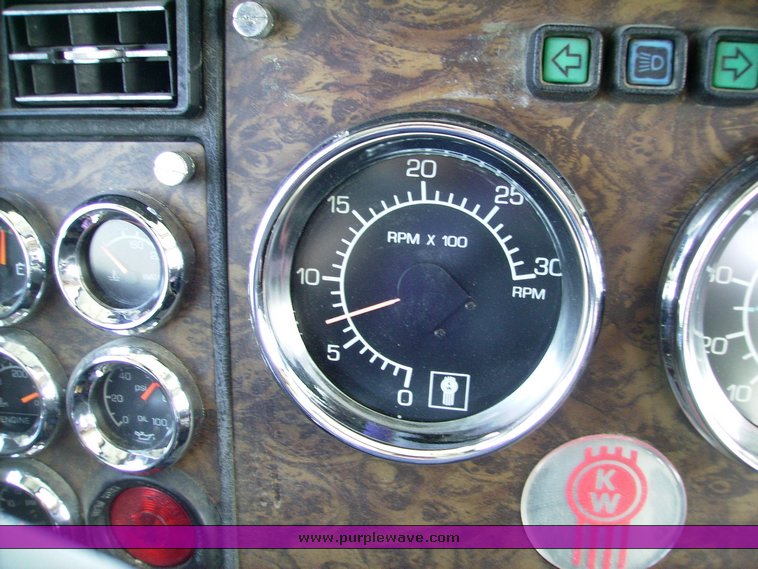 image for item 7316 1990 Kenworth T600 day cab truck tractor