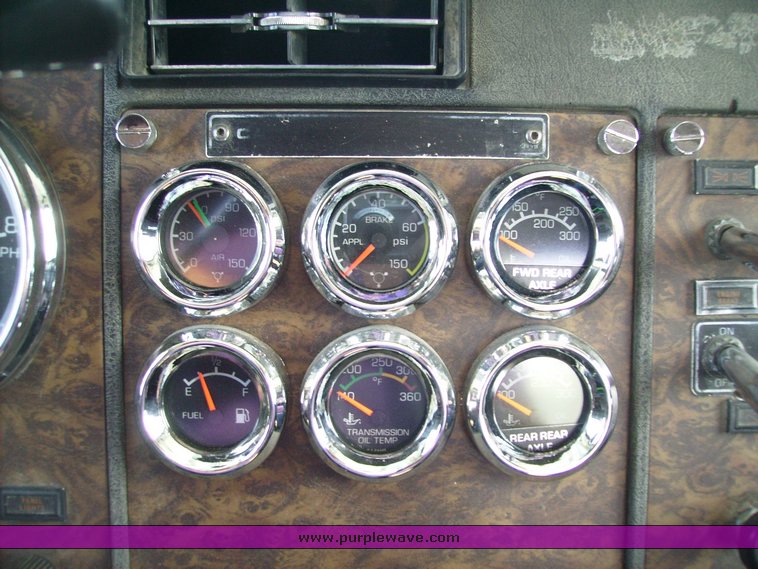 image for item 7316 1990 Kenworth T600 day cab truck tractor