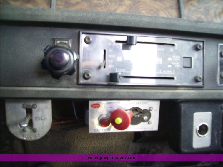 image for item 7316 1990 Kenworth T600 day cab truck tractor