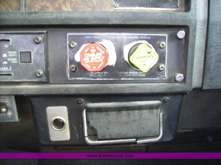 image for item 7316 1990 Kenworth T600 day cab truck tractor