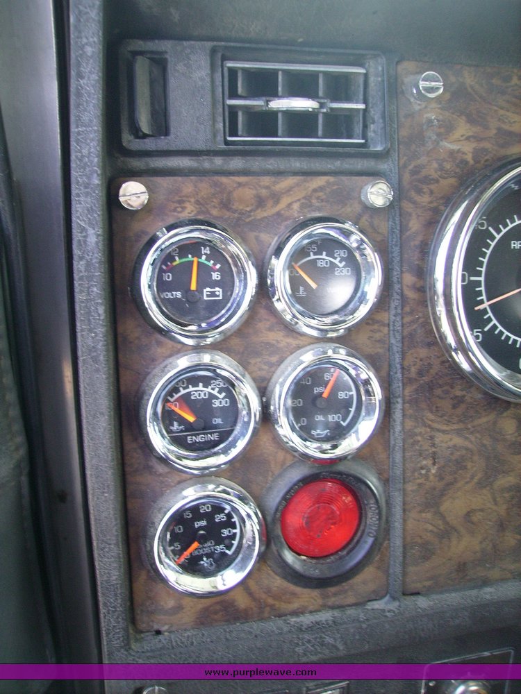 image for item 7316 1990 Kenworth T600 day cab truck tractor