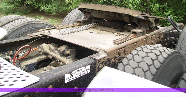 image for item 7316 1990 Kenworth T600 day cab truck tractor