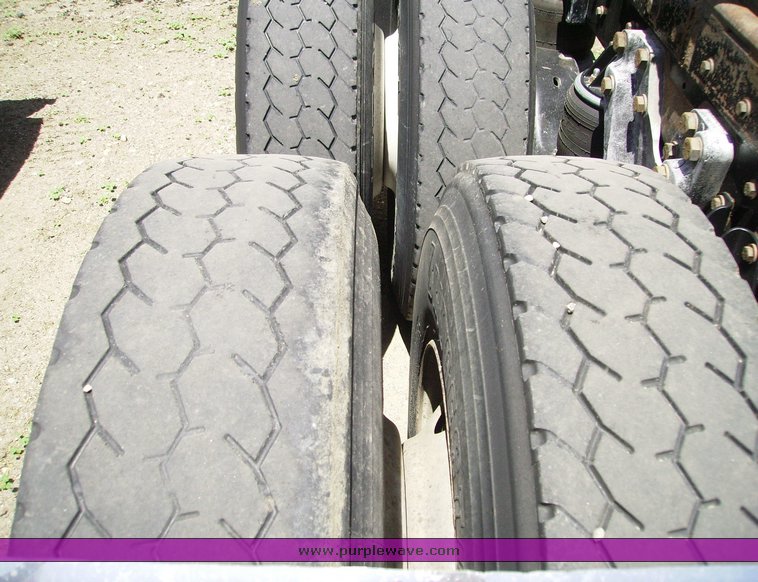 image for item 7316 1990 Kenworth T600 day cab truck tractor