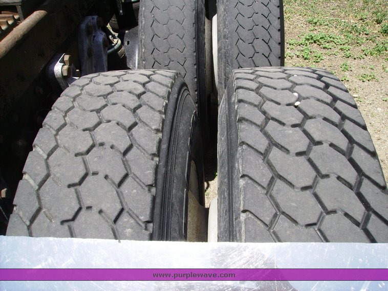 image for item 7316 1990 Kenworth T600 day cab truck tractor