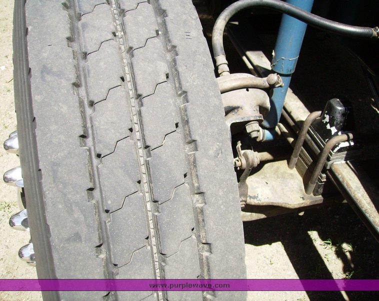 image for item 7316 1990 Kenworth T600 day cab truck tractor