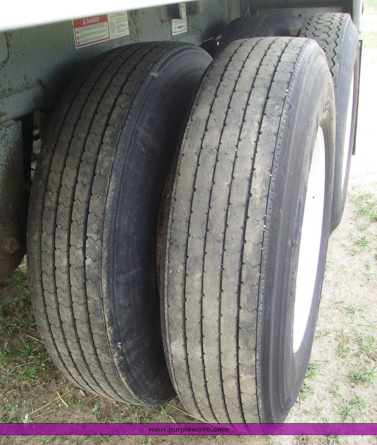 image for item 7331 2000 Wilson DWH 400C grain trailer