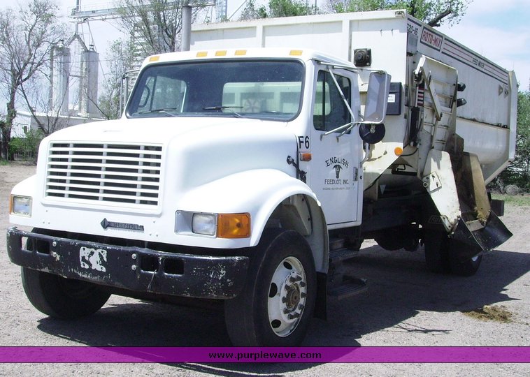 image for item 7335 1994 International 4900 feed truck