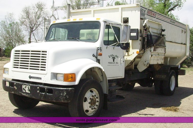 image for item 7335 1994 International 4900 feed truck