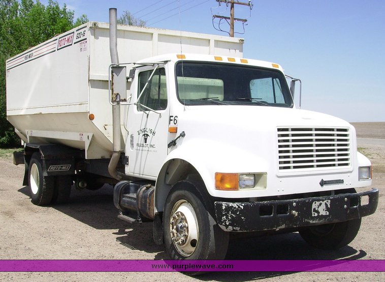 image for item 7335 1994 International 4900 feed truck
