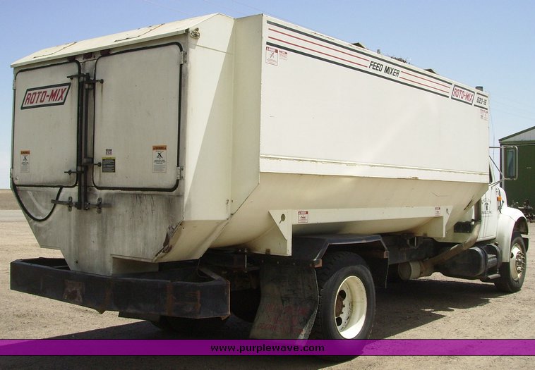 image for item 7335 1994 International 4900 feed truck