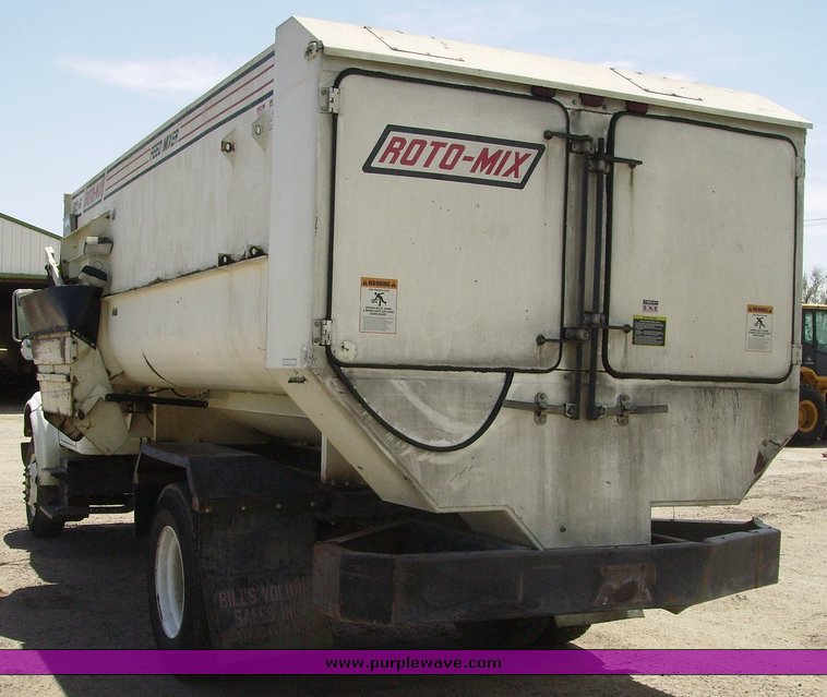 image for item 7335 1994 International 4900 feed truck