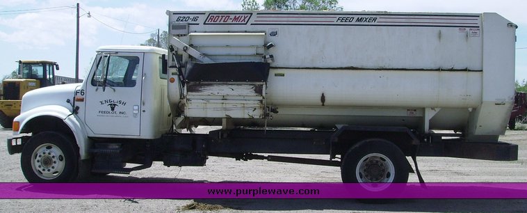 image for item 7335 1994 International 4900 feed truck