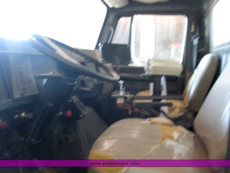 image for item 7335 1994 International 4900 feed truck