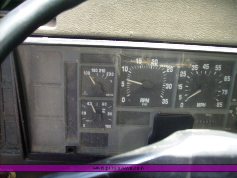 image for item 7335 1994 International 4900 feed truck