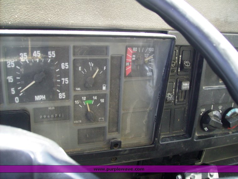 image for item 7335 1994 International 4900 feed truck