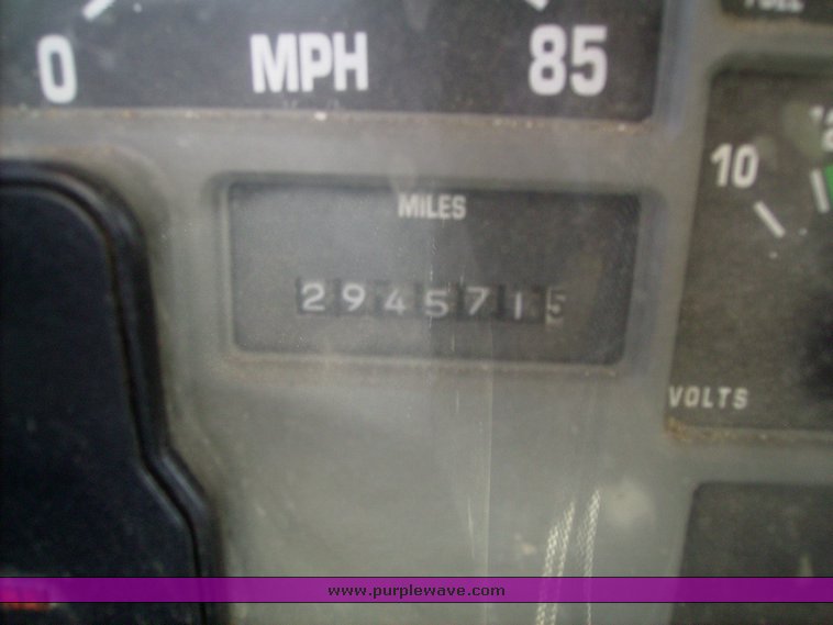 image for item 7335 1994 International 4900 feed truck