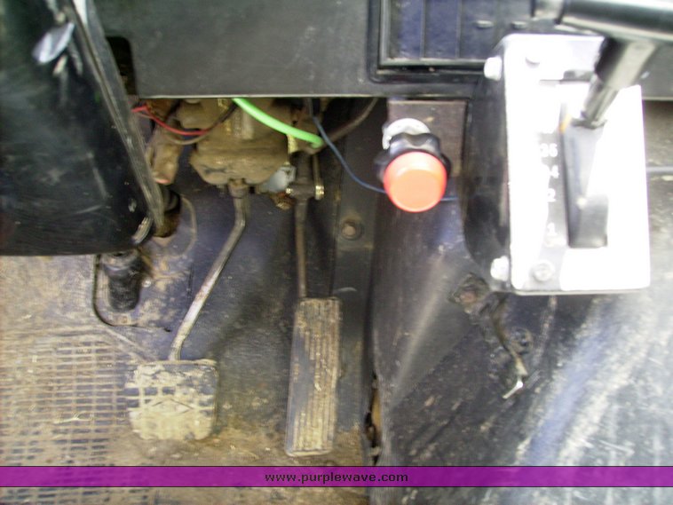 image for item 7335 1994 International 4900 feed truck