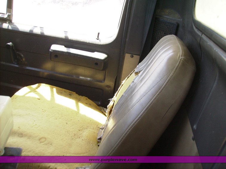 image for item 7335 1994 International 4900 feed truck