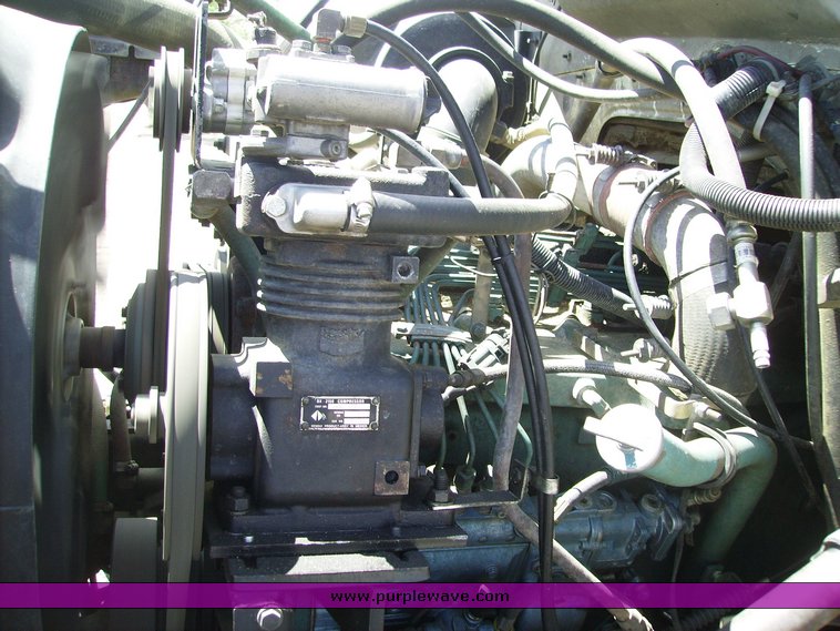 image for item 7335 1994 International 4900 feed truck