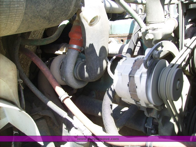 image for item 7335 1994 International 4900 feed truck