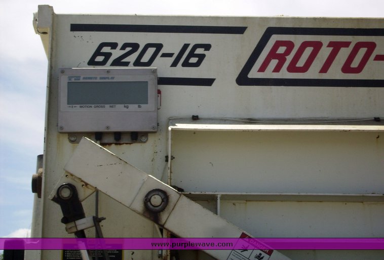 image for item 7335 1994 International 4900 feed truck