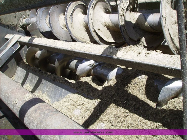 image for item 7335 1994 International 4900 feed truck