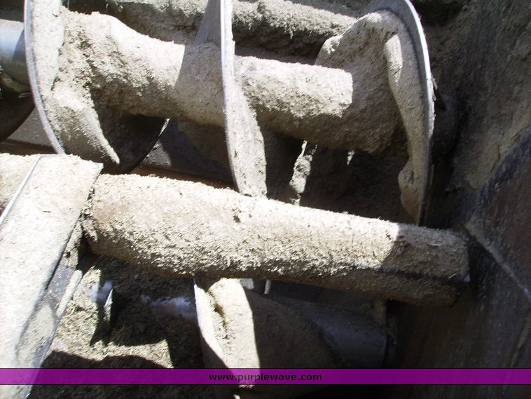 image for item 7335 1994 International 4900 feed truck