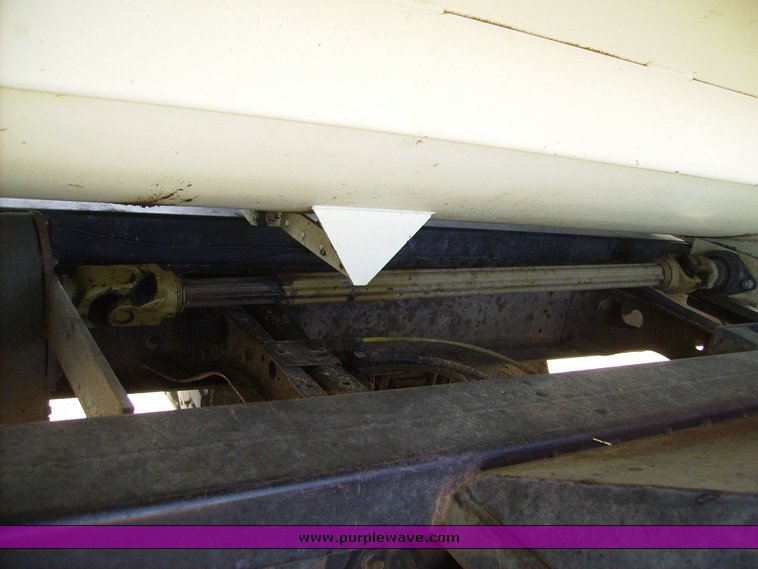 image for item 7335 1994 International 4900 feed truck