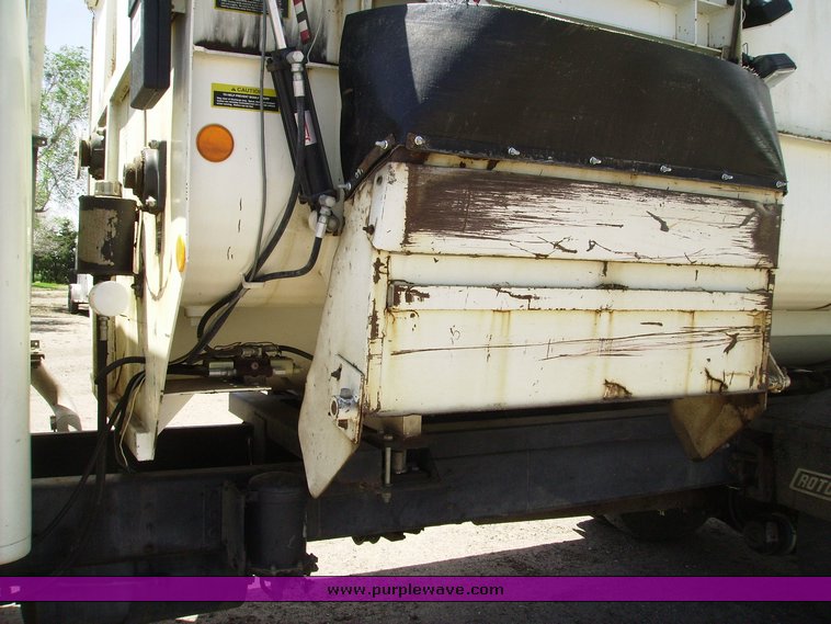 image for item 7335 1994 International 4900 feed truck