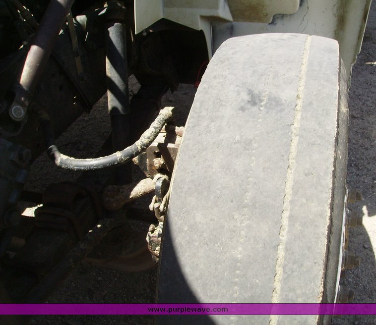 image for item 7335 1994 International 4900 feed truck