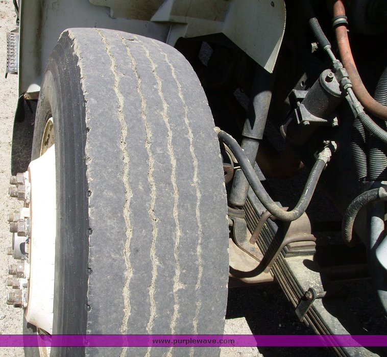 image for item 7335 1994 International 4900 feed truck