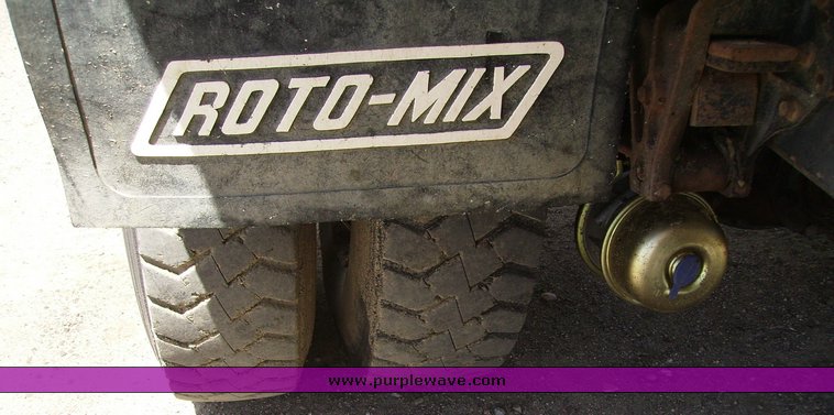 image for item 7335 1994 International 4900 feed truck