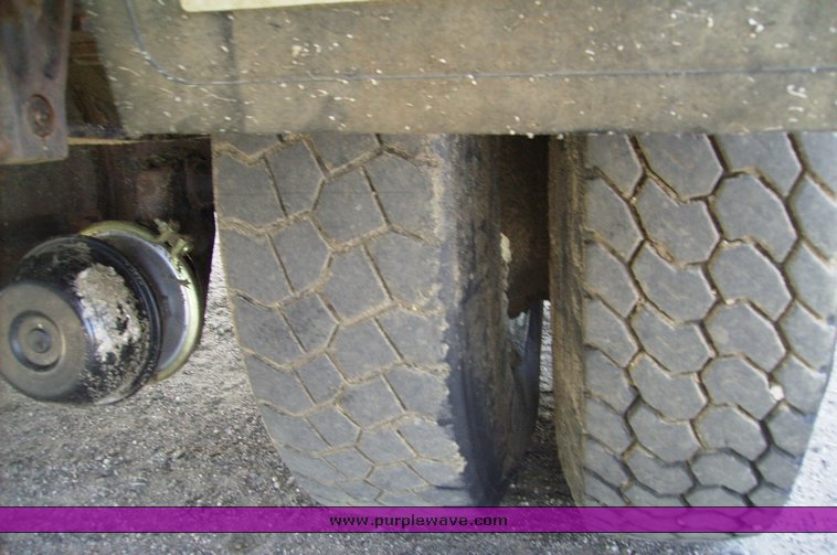 image for item 7335 1994 International 4900 feed truck